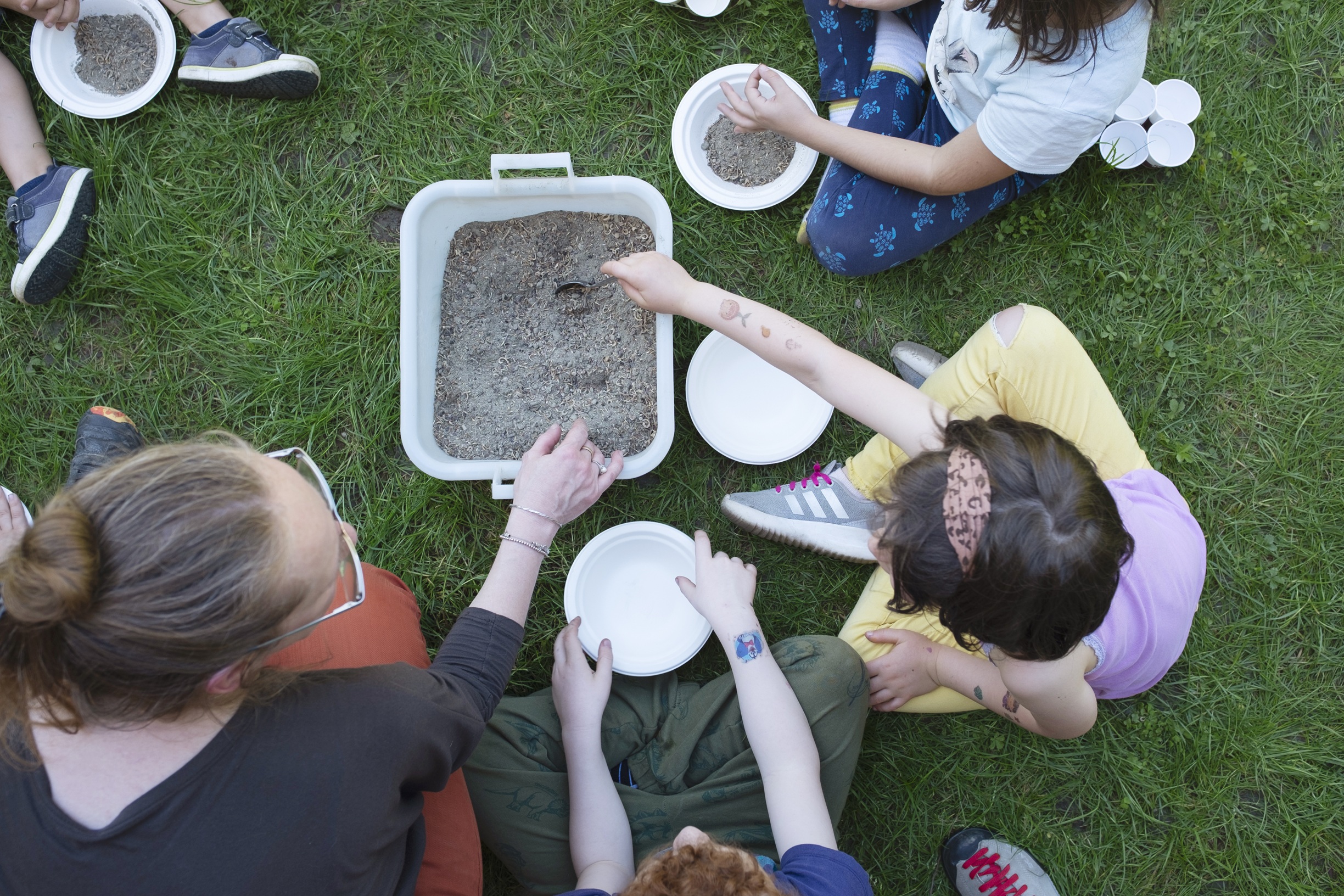 Attività per bambini e bambine sull’erba