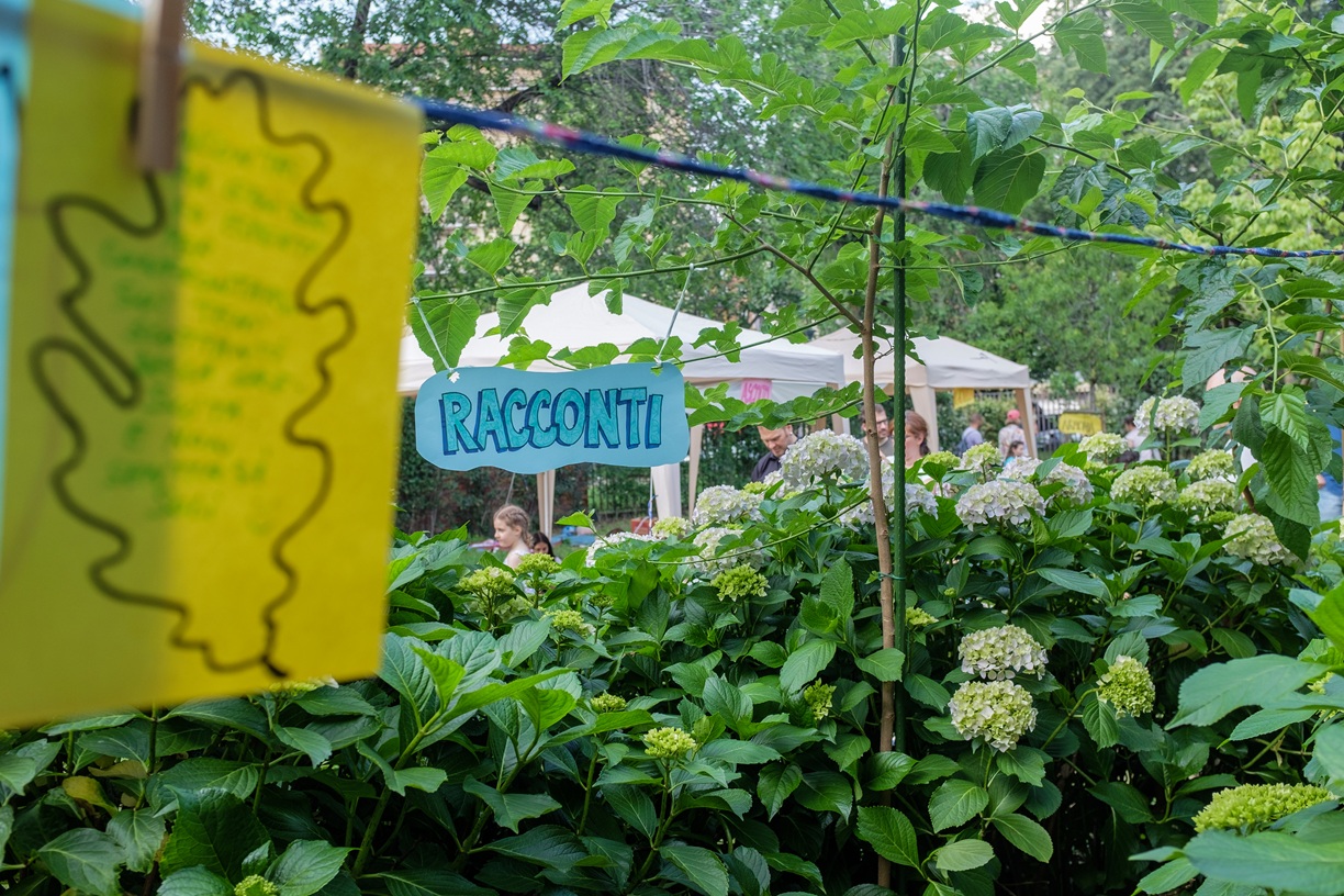 Cartello Racconti tra le ortensie durante un evento