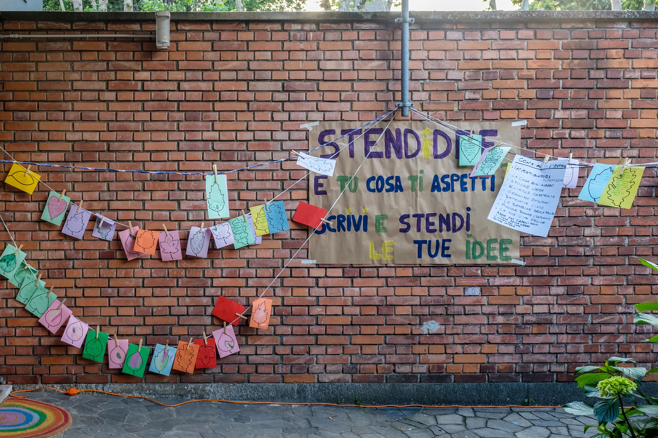 Allestimento partecipativo con messaggi e idee dei cittadini