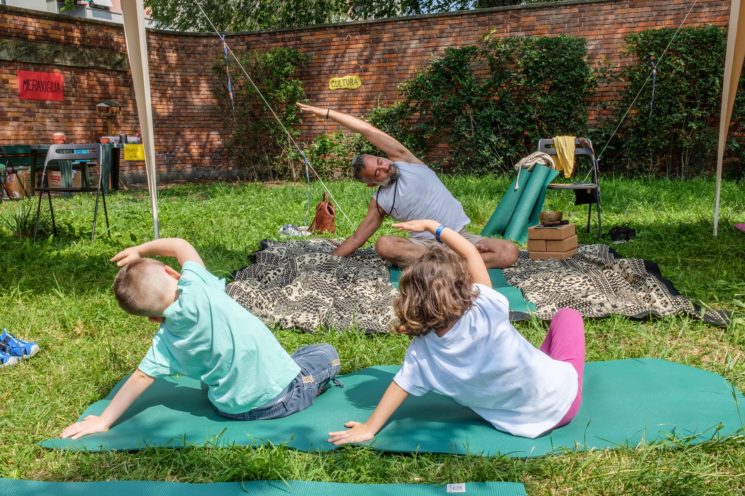 Attività di yoga per bambini e bambine nel giardino