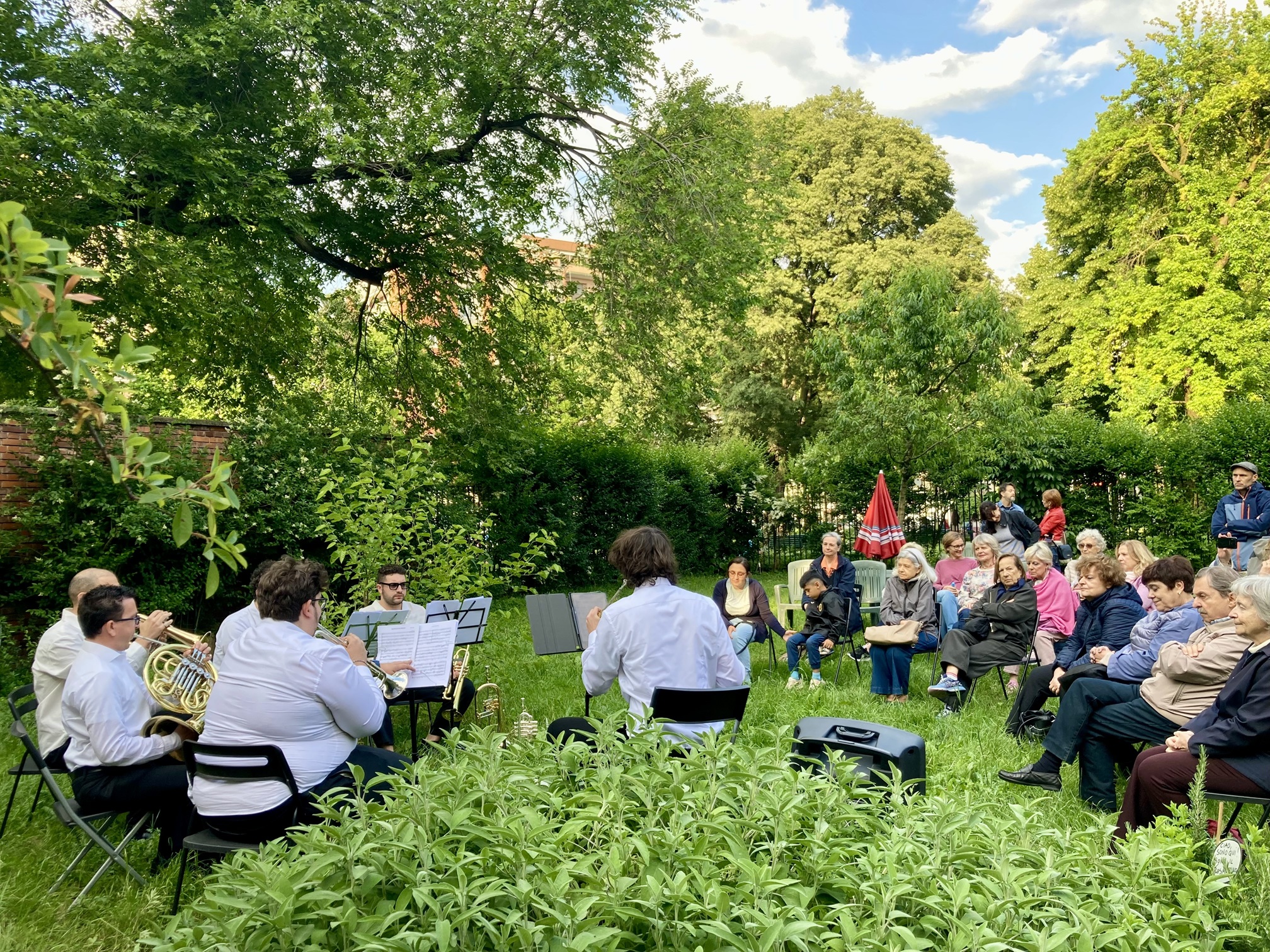 Persone riunite nel giardino durante una festa