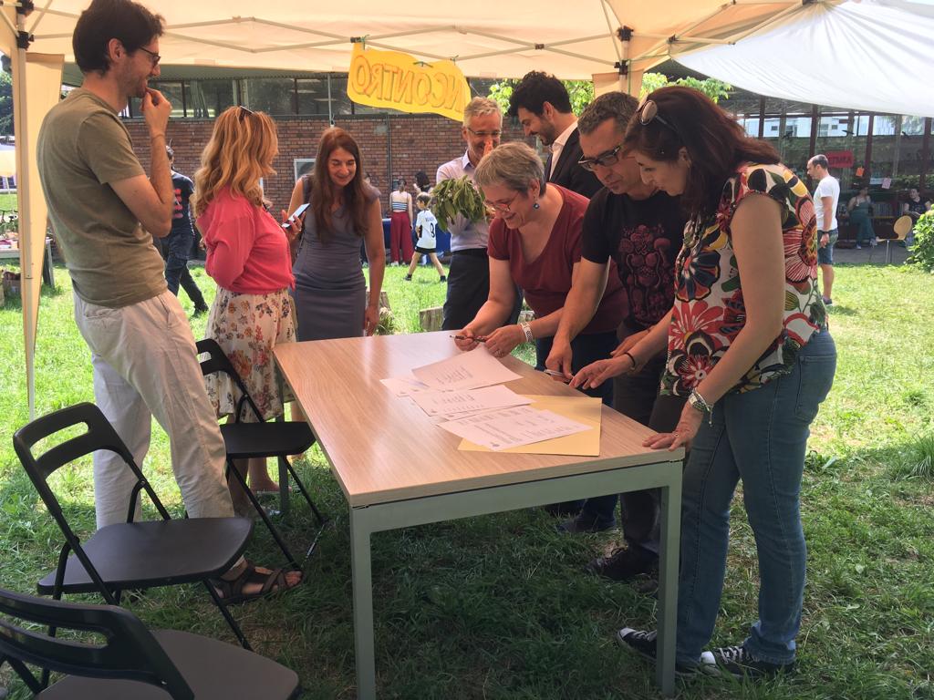 Il momento della firma del patto per il Bibliogiardino